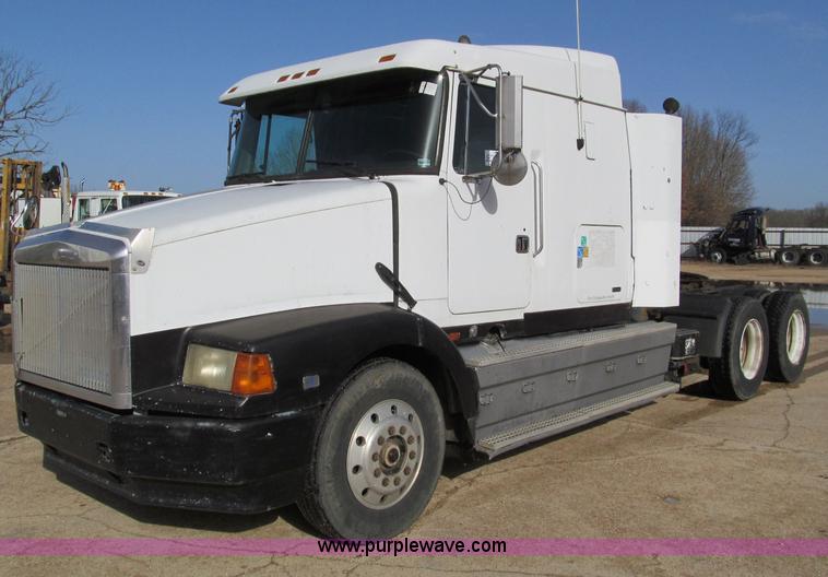 image for item D3073 1993 Volvo WIAM semi truck