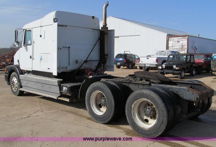 image for item D3073 1993 Volvo WIAM semi truck