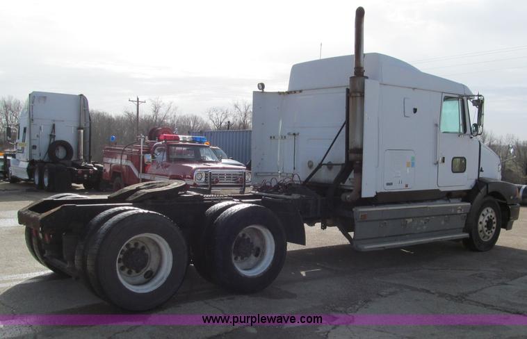 image for item D3073 1993 Volvo WIAM semi truck