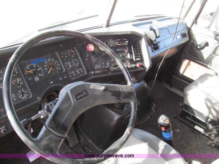 image for item D3073 1993 Volvo WIAM semi truck