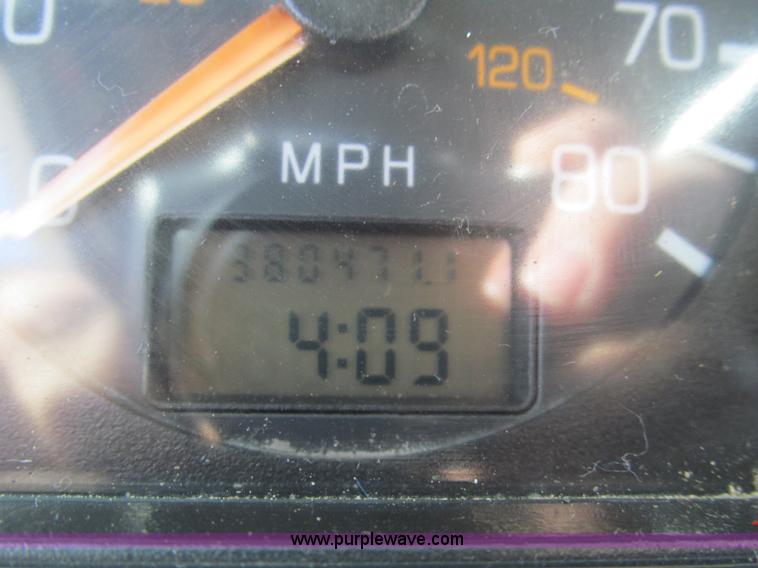 image for item D3073 1993 Volvo WIAM semi truck