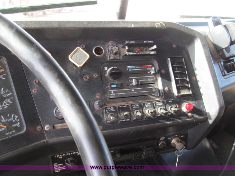 image for item D3073 1993 Volvo WIAM semi truck