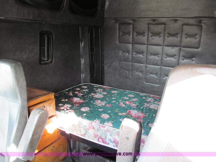 image for item D3073 1993 Volvo WIAM semi truck