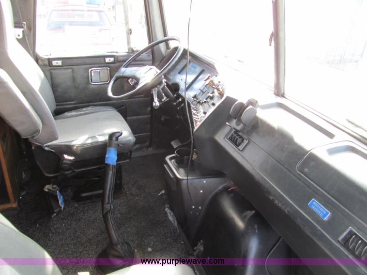 image for item D3073 1993 Volvo WIAM semi truck