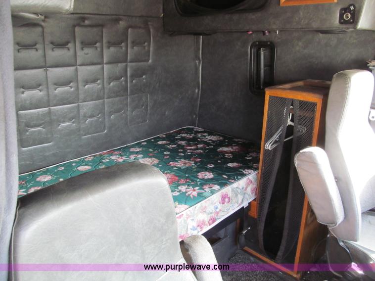 image for item D3073 1993 Volvo WIAM semi truck