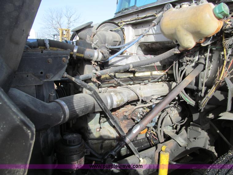 image for item D3073 1993 Volvo WIAM semi truck