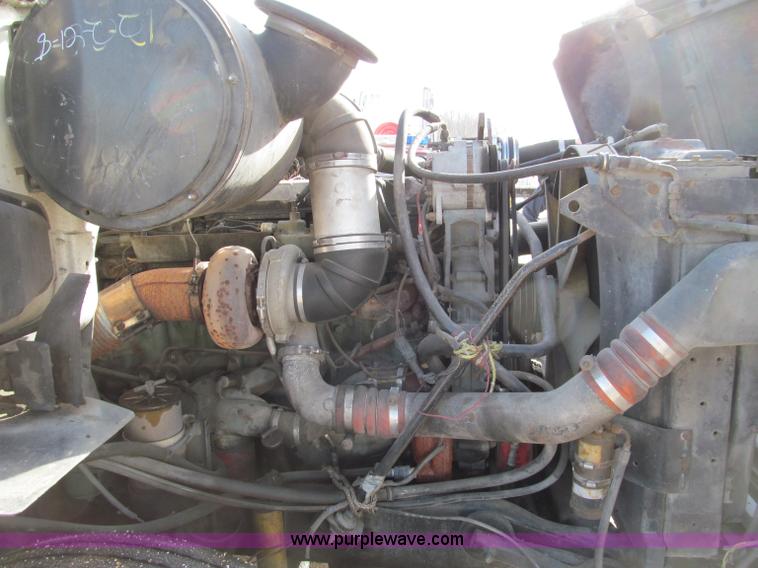 image for item D3073 1993 Volvo WIAM semi truck