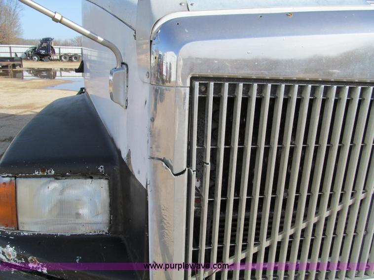 image for item D3073 1993 Volvo WIAM semi truck