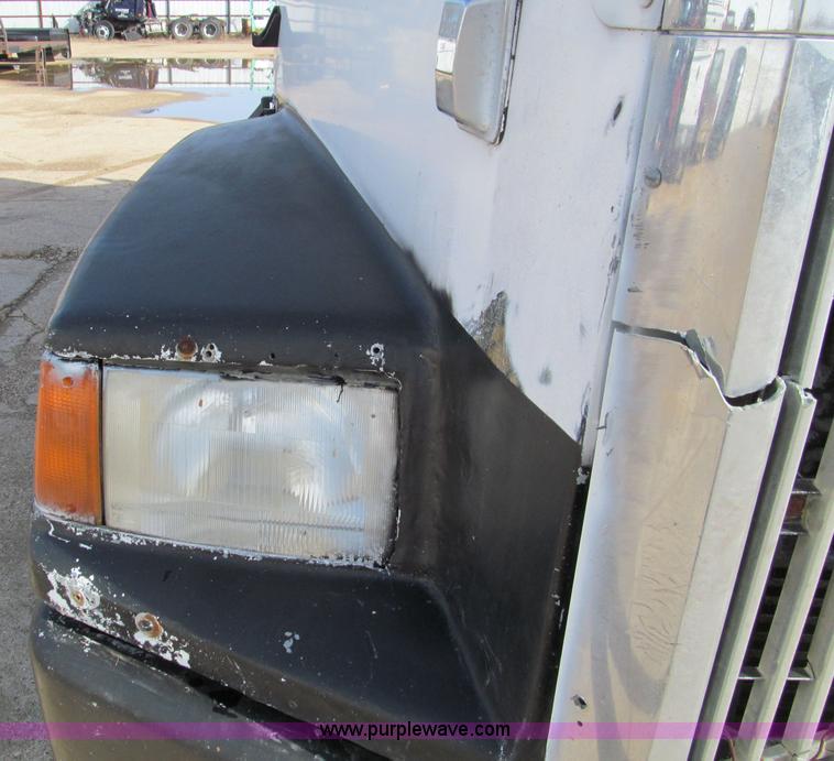 image for item D3073 1993 Volvo WIAM semi truck