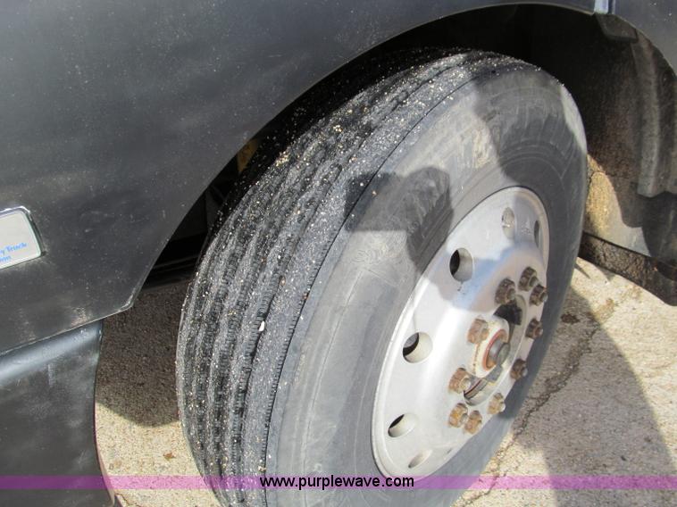 image for item D3073 1993 Volvo WIAM semi truck