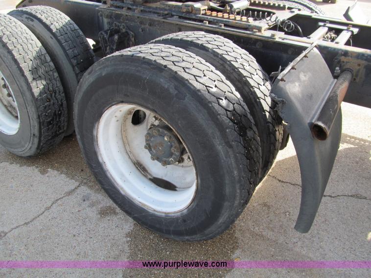 image for item D3073 1993 Volvo WIAM semi truck