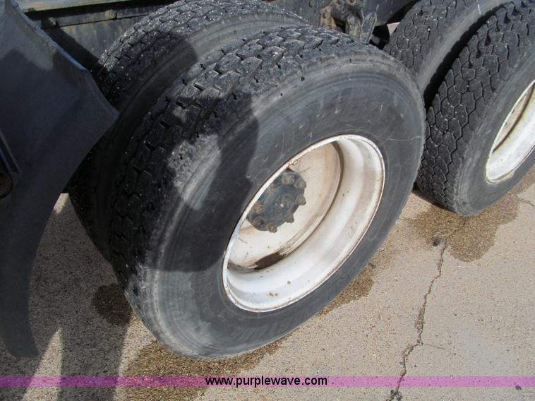 image for item D3073 1993 Volvo WIAM semi truck