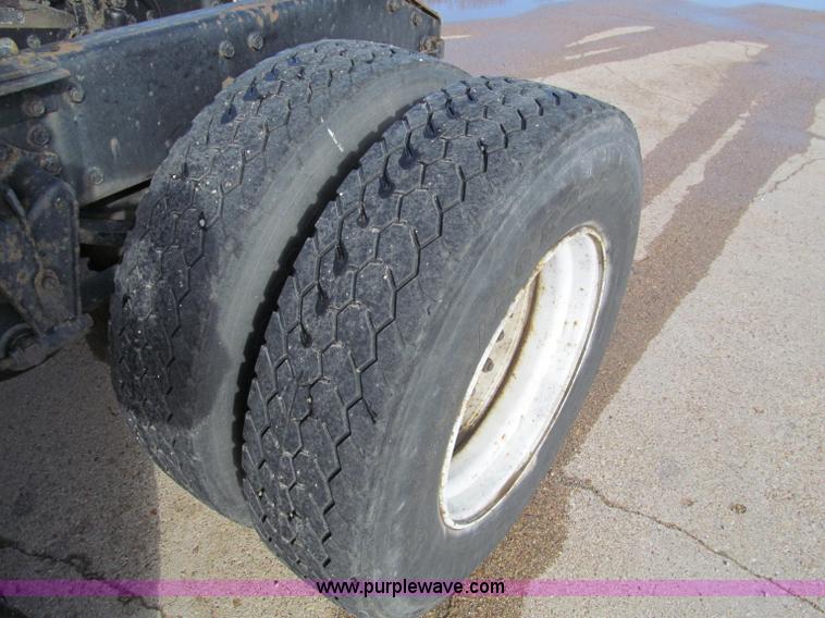 image for item D3073 1993 Volvo WIAM semi truck