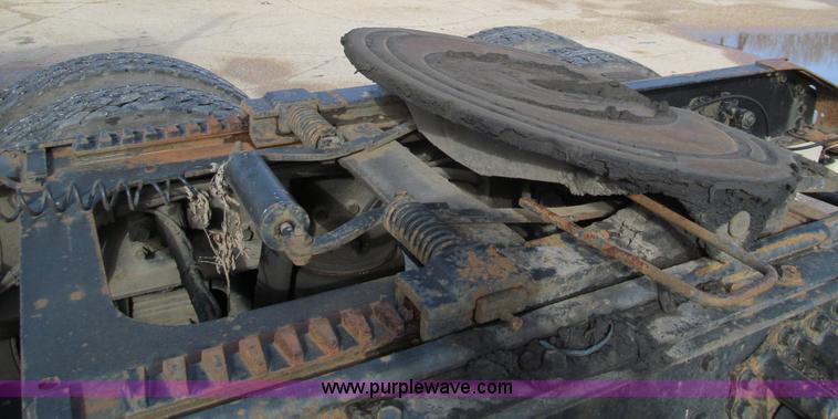 image for item D3073 1993 Volvo WIAM semi truck