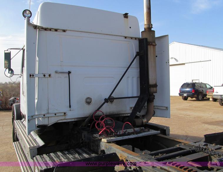 image for item D3073 1993 Volvo WIAM semi truck