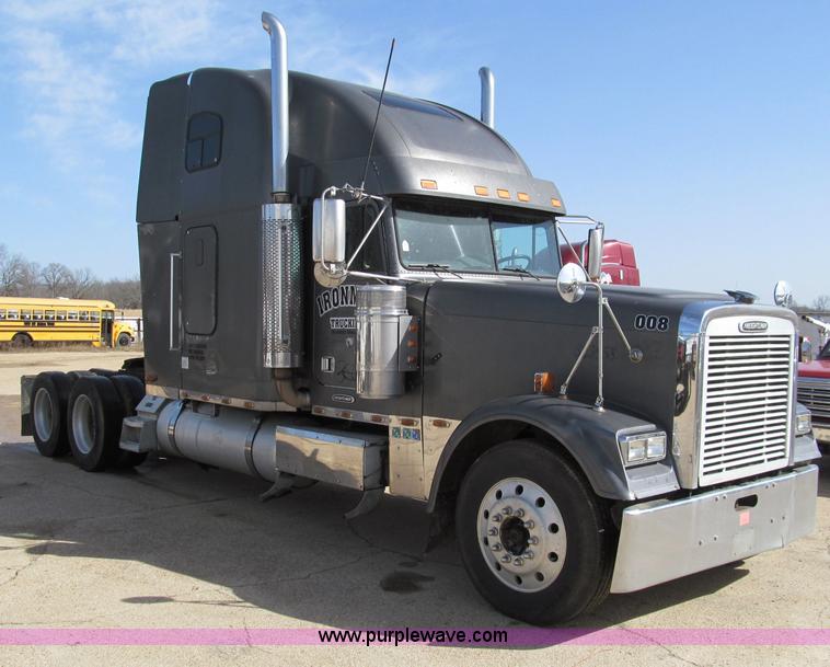 image for item D3076 2000 Freightliner FLD120 Classic XL semi truck