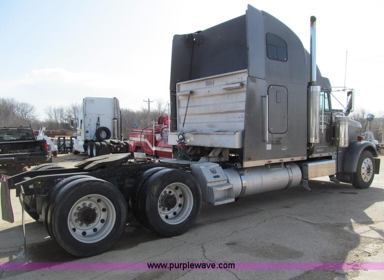 image for item D3076 2000 Freightliner FLD120 Classic XL semi truck