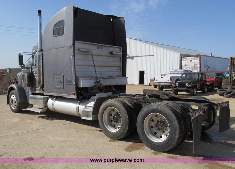 image for item D3076 2000 Freightliner FLD120 Classic XL semi truck