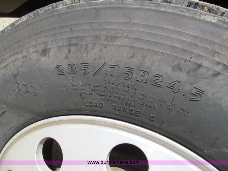 image for item D3076 2000 Freightliner FLD120 Classic XL semi truck