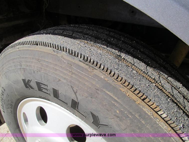 image for item D3076 2000 Freightliner FLD120 Classic XL semi truck