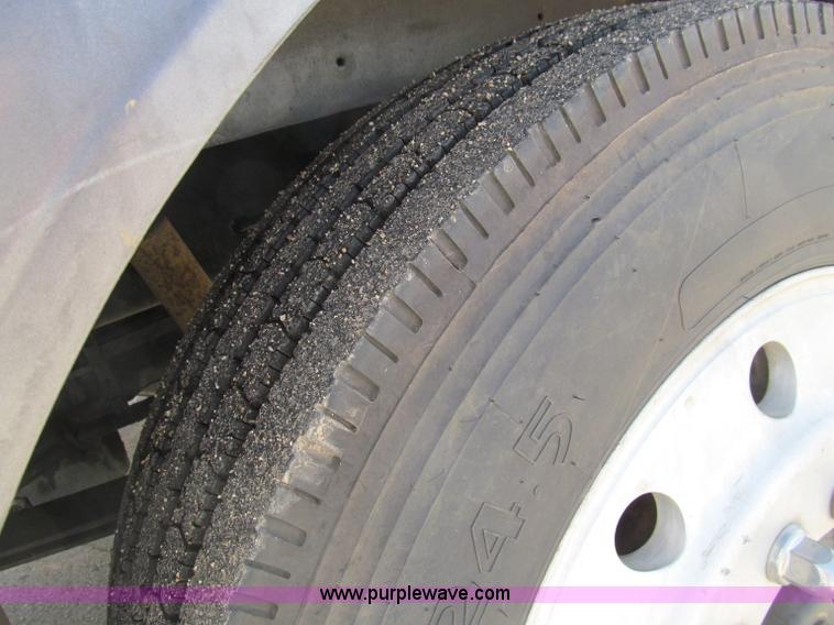 image for item D3076 2000 Freightliner FLD120 Classic XL semi truck