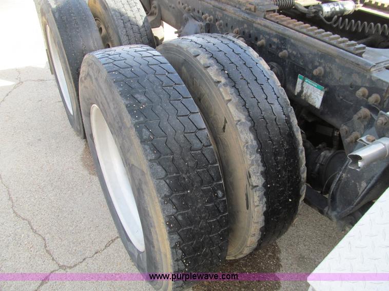 image for item D3076 2000 Freightliner FLD120 Classic XL semi truck