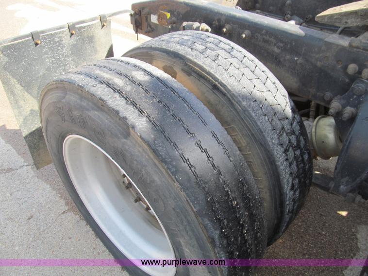 image for item D3076 2000 Freightliner FLD120 Classic XL semi truck