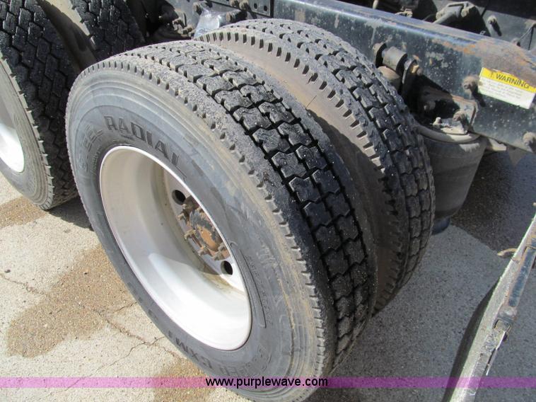 image for item D3076 2000 Freightliner FLD120 Classic XL semi truck