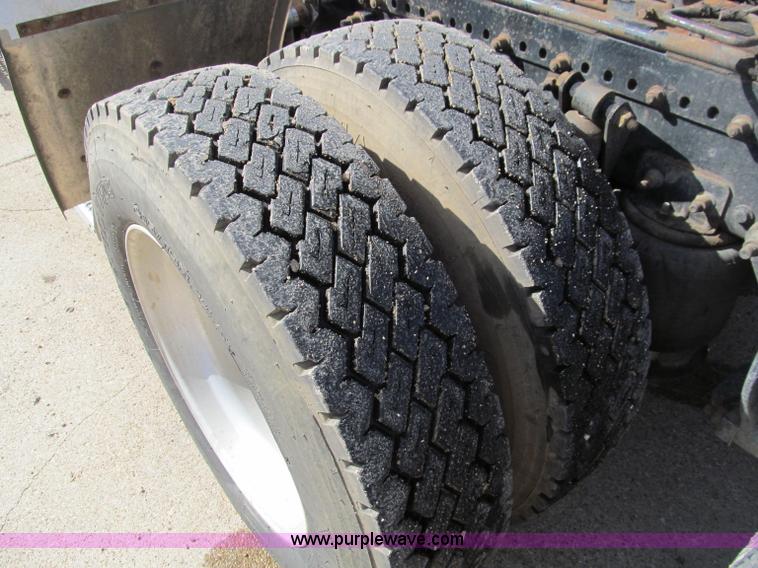 image for item D3076 2000 Freightliner FLD120 Classic XL semi truck