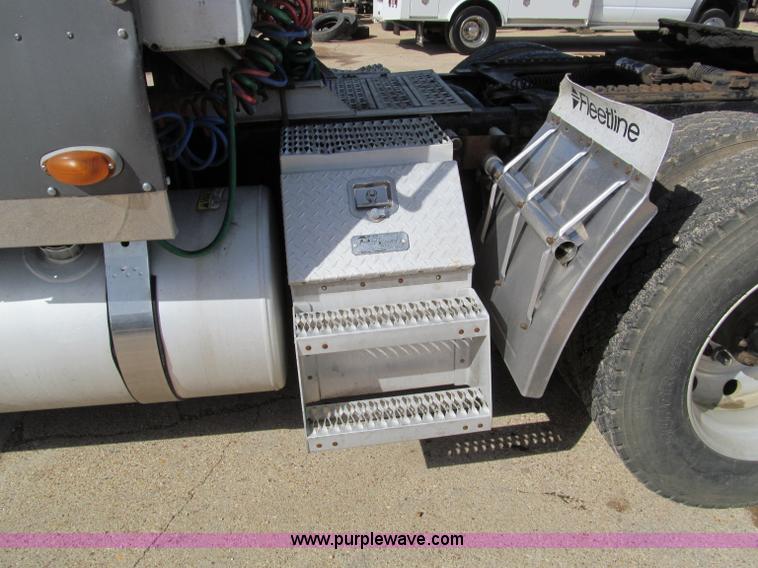 image for item D3076 2000 Freightliner FLD120 Classic XL semi truck