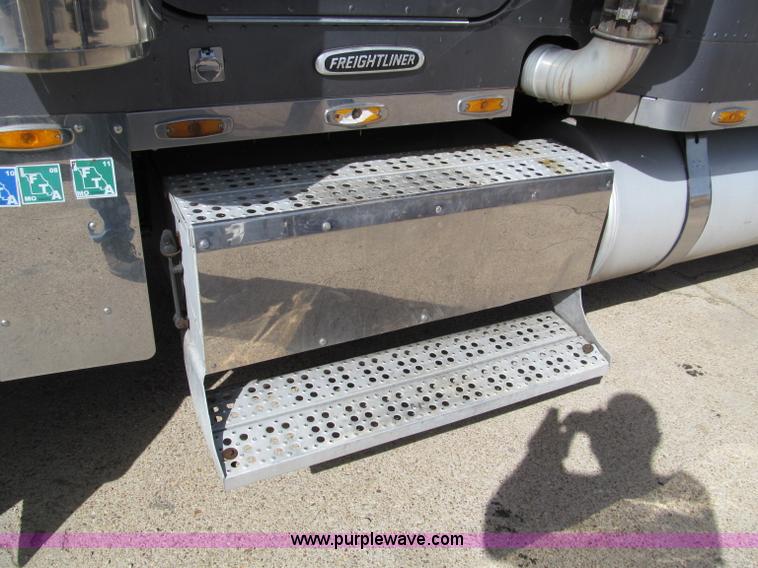 image for item D3076 2000 Freightliner FLD120 Classic XL semi truck