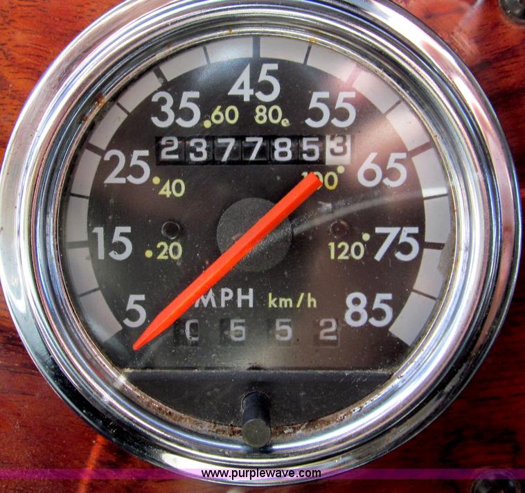 image for item D3076 2000 Freightliner FLD120 Classic XL semi truck