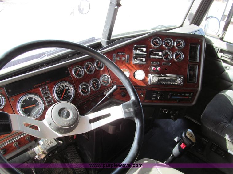 image for item D3076 2000 Freightliner FLD120 Classic XL semi truck