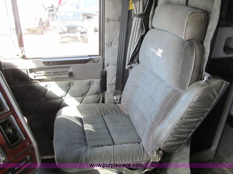 image for item D3076 2000 Freightliner FLD120 Classic XL semi truck