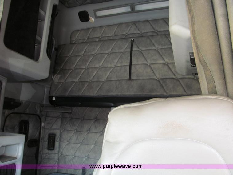 image for item D3076 2000 Freightliner FLD120 Classic XL semi truck