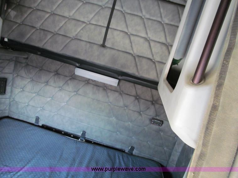 image for item D3076 2000 Freightliner FLD120 Classic XL semi truck