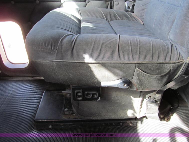 image for item D3076 2000 Freightliner FLD120 Classic XL semi truck