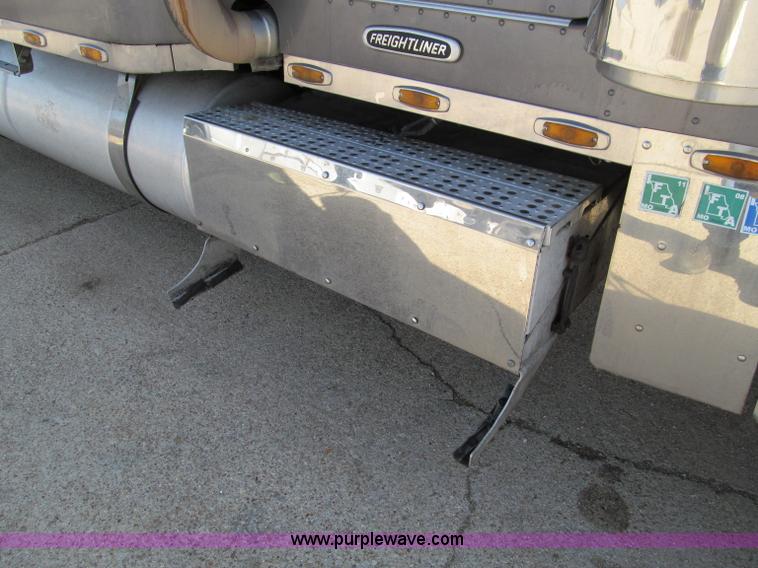 image for item D3076 2000 Freightliner FLD120 Classic XL semi truck