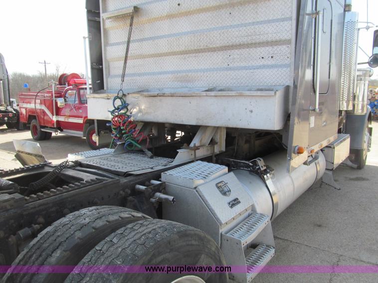 image for item D3076 2000 Freightliner FLD120 Classic XL semi truck