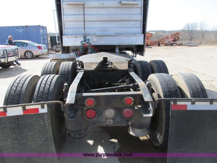 image for item D3076 2000 Freightliner FLD120 Classic XL semi truck