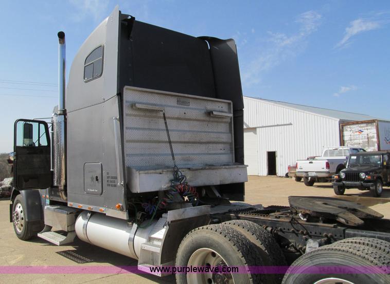 image for item D3076 2000 Freightliner FLD120 Classic XL semi truck