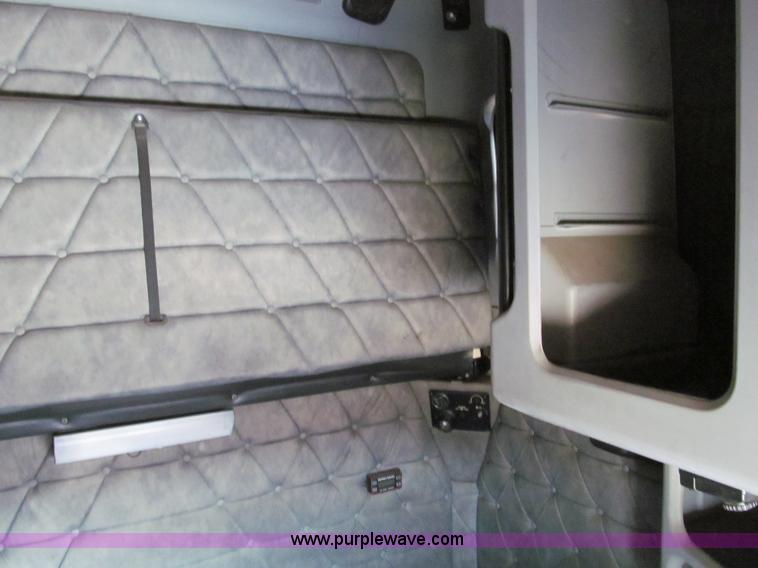 image for item D3076 2000 Freightliner FLD120 Classic XL semi truck