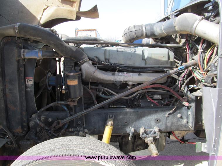 image for item D3076 2000 Freightliner FLD120 Classic XL semi truck