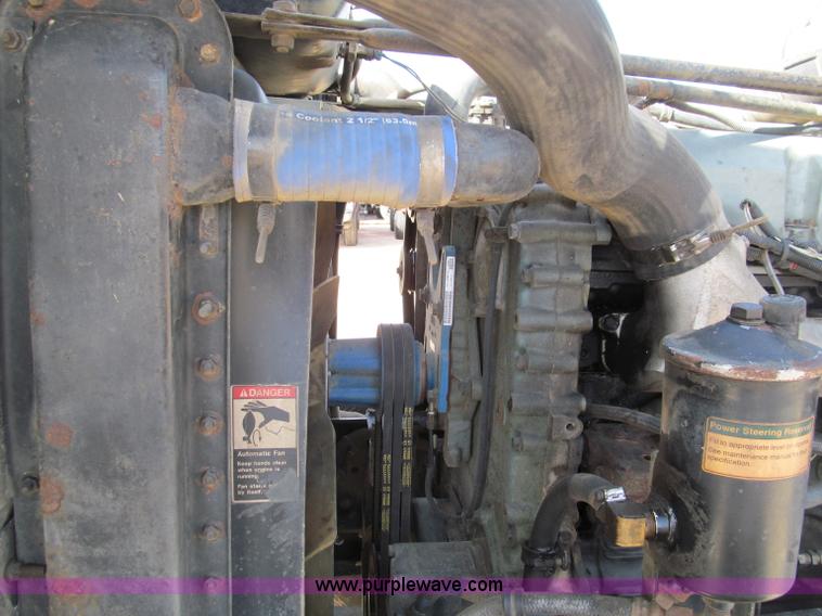 image for item D3076 2000 Freightliner FLD120 Classic XL semi truck