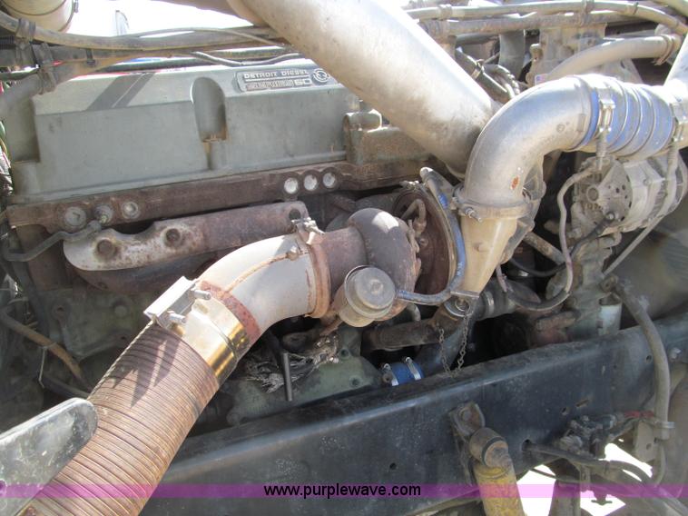 image for item D3076 2000 Freightliner FLD120 Classic XL semi truck