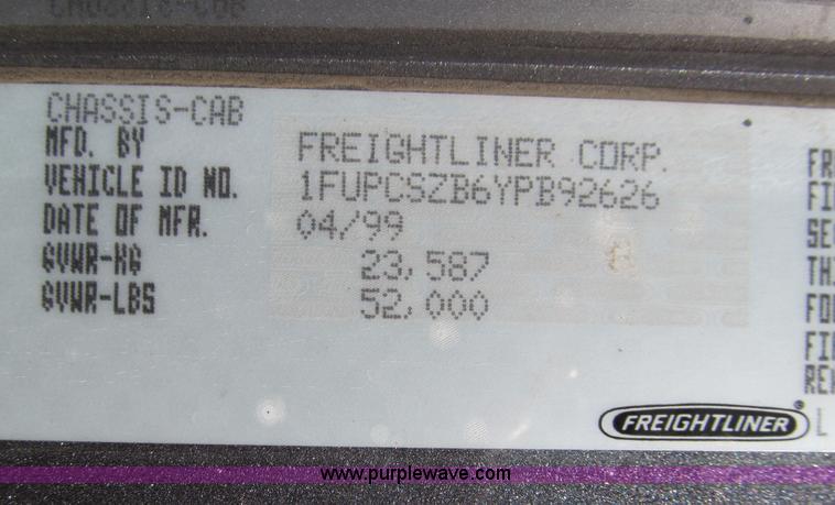 image for item D3076 2000 Freightliner FLD120 Classic XL semi truck