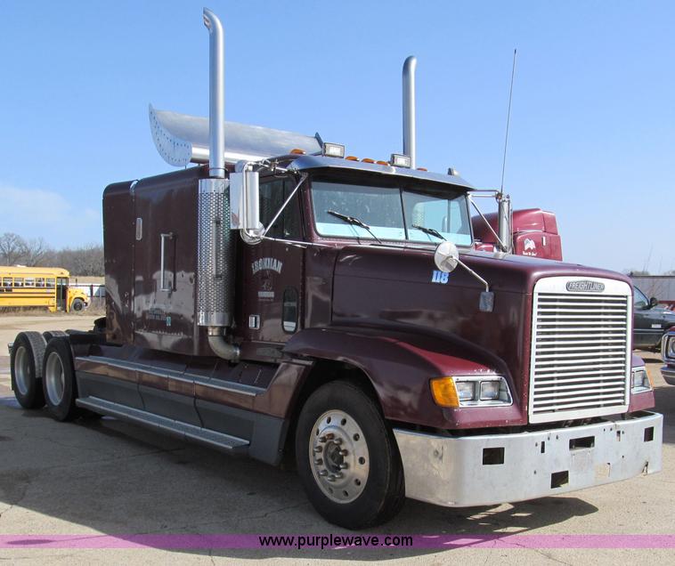 image for item D3077 1995 Freightliner FLD120 semi truck