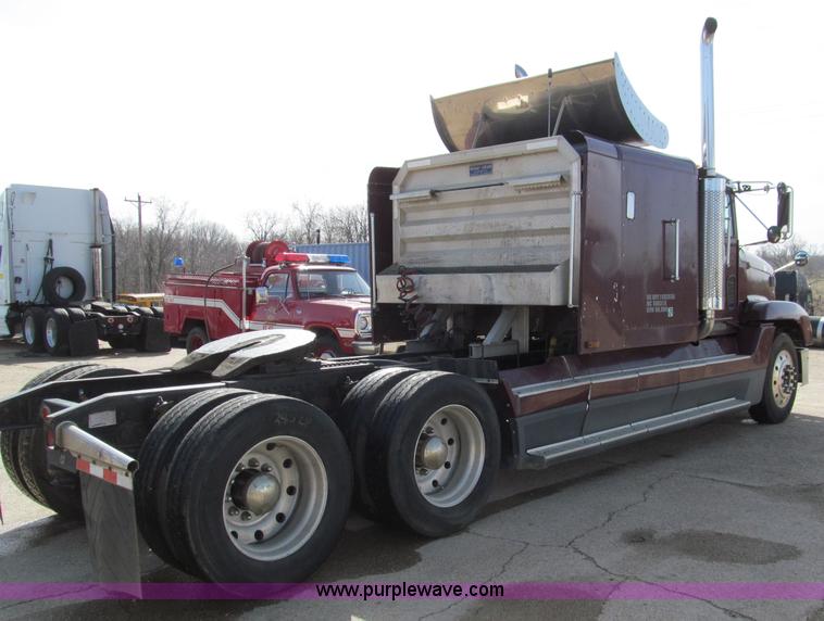 image for item D3077 1995 Freightliner FLD120 semi truck