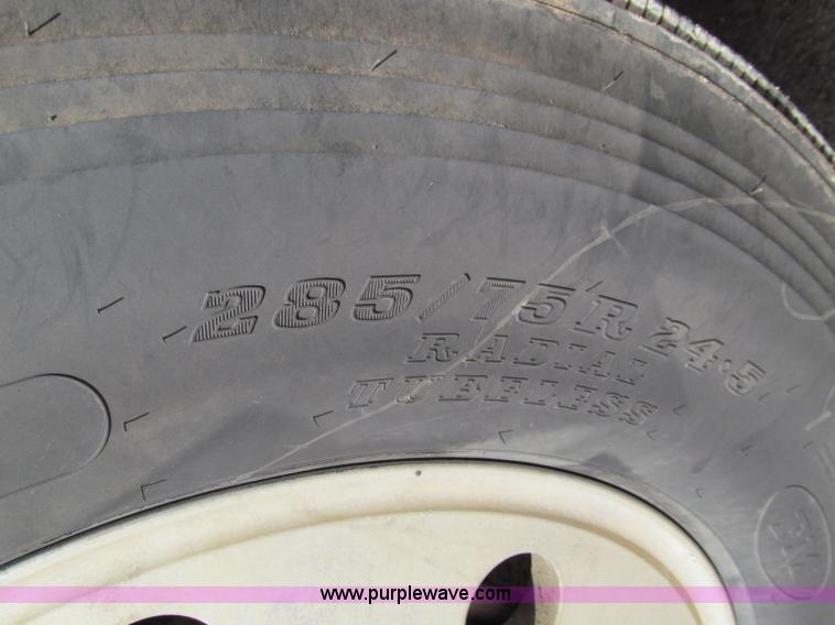 image for item D3077 1995 Freightliner FLD120 semi truck