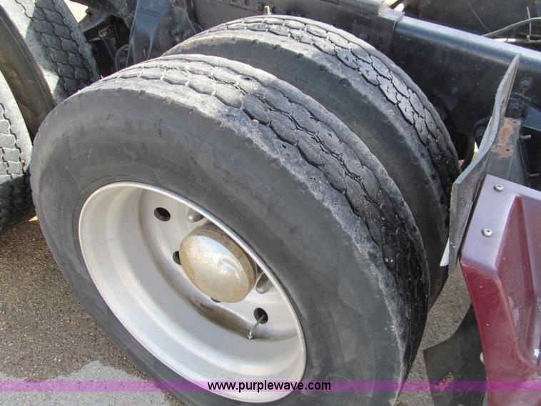 image for item D3077 1995 Freightliner FLD120 semi truck